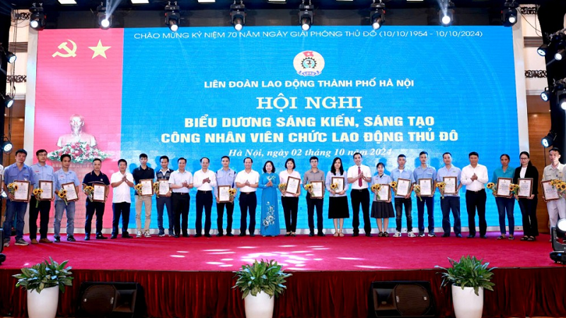 Hanoi honors 100 workers, civil servants for best idea