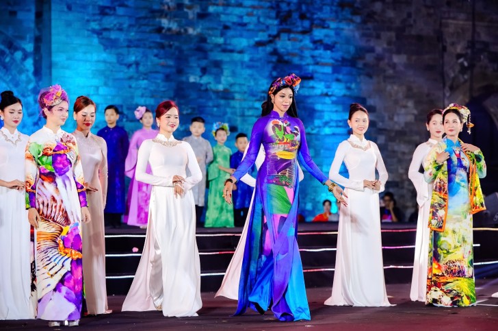 Ambassadors' spouses perform ao dai parade at Thang Long Imperial Citadel