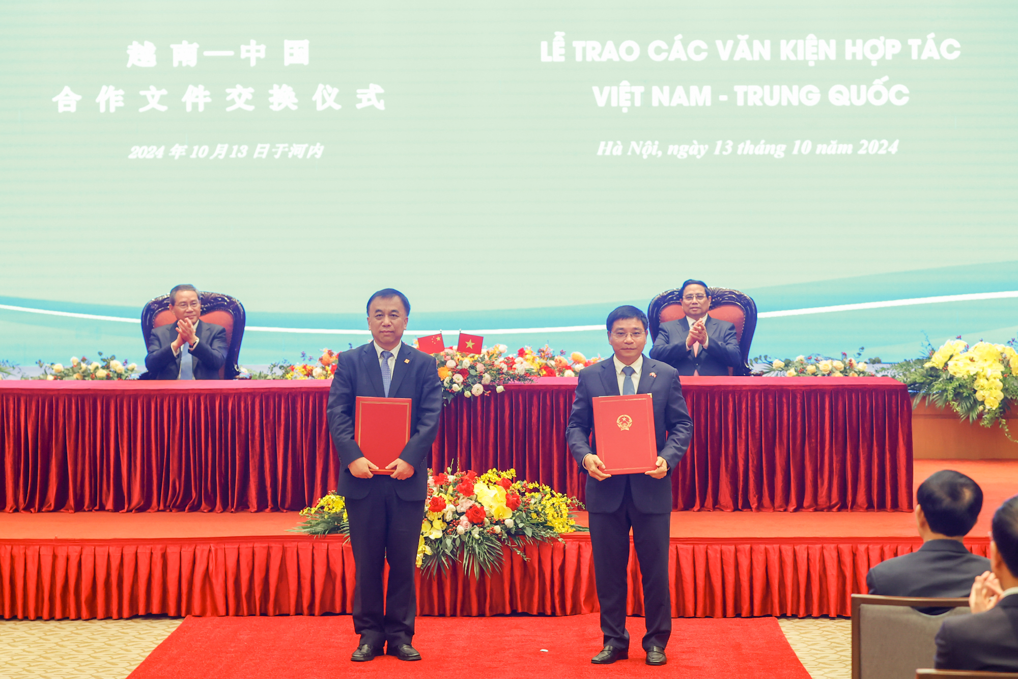 Vietnam, China inks 10 agreements to foster relations