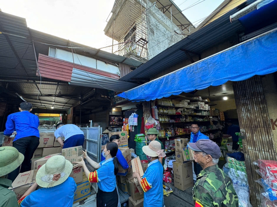 Quoc Oai  helps Phu market vendors move to temporary location