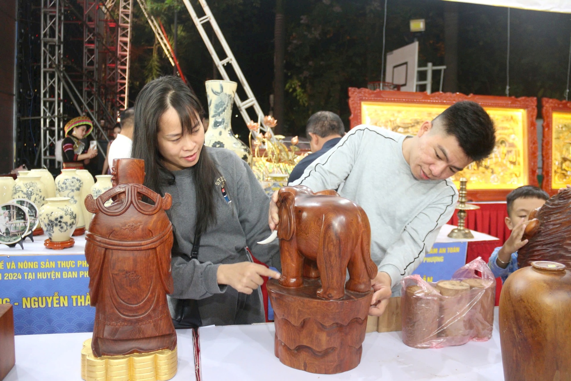 Visitors explore local products at Hanoi's agricultural fair