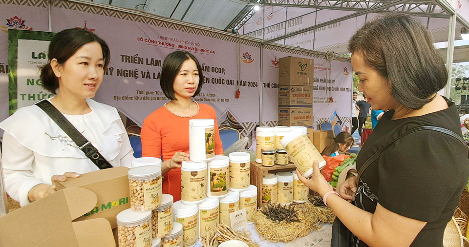 Quoc Oai hosts exhibition of OCOP products and handicrafts