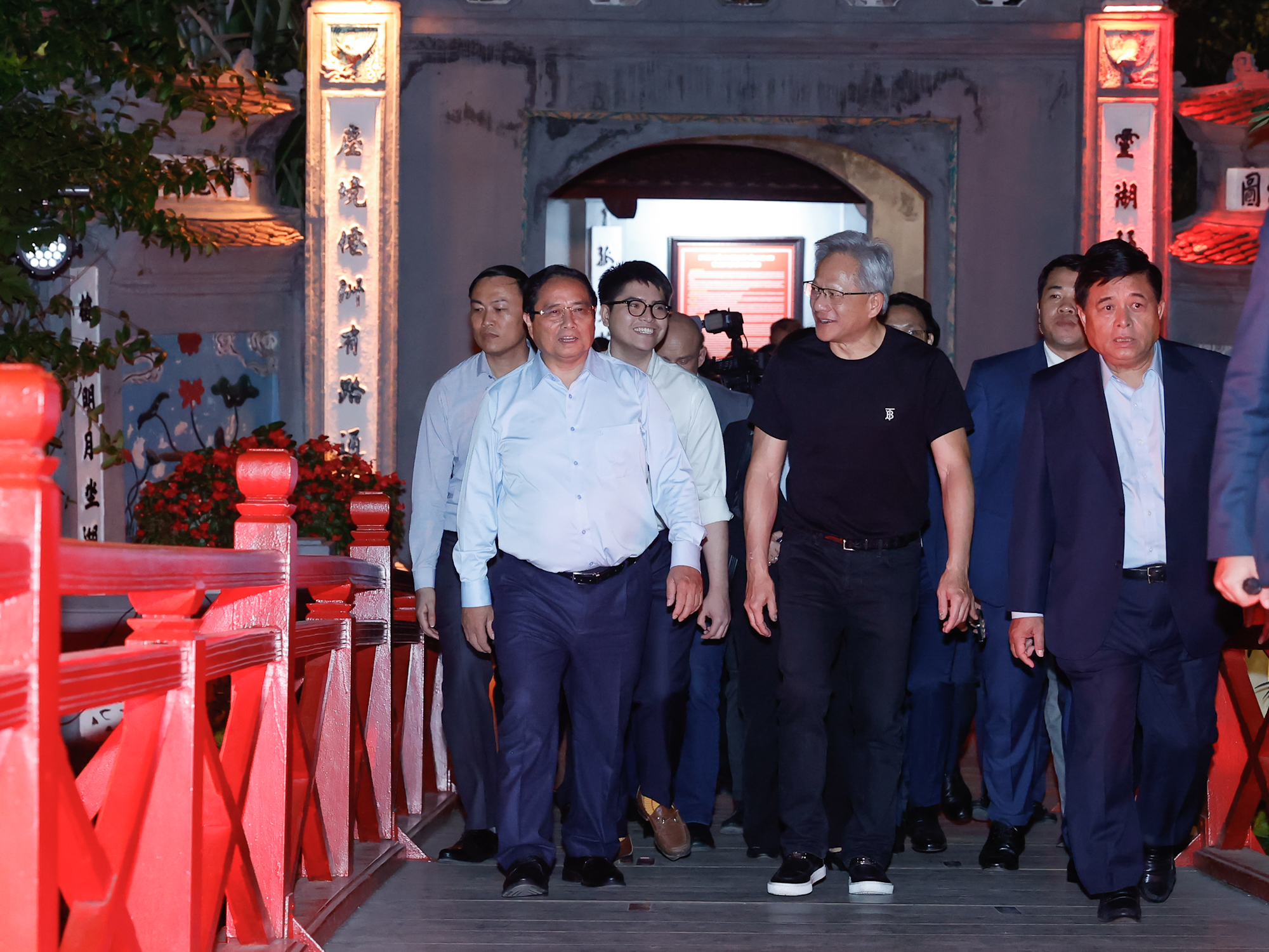 NVIDIA CEO Jensen Huang enjoys night walk in Hanoi 