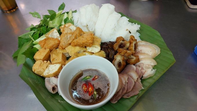 Nostalgia for rice noodles with fried tofu from Hanoi's Old Quarter