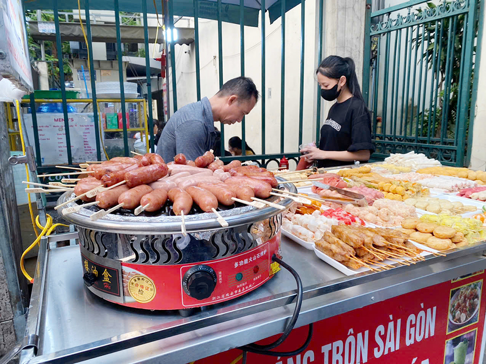 Heavy fines for unhygienic street vendors in Hanoi