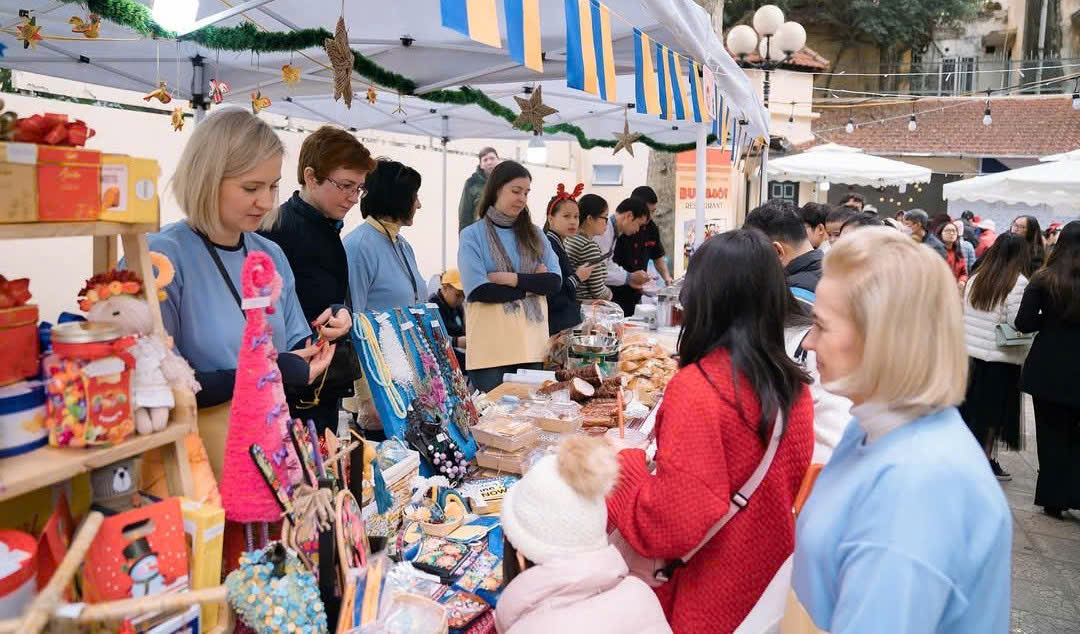 Hanoi Christmas Fair 2024 warms with colorful products