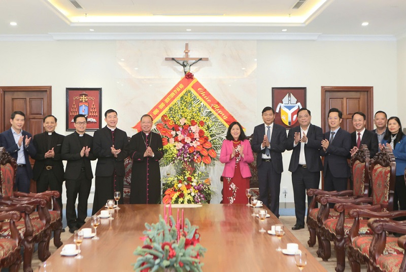 Hanoi Party Secretary offers Christmas greetings to local Catholics