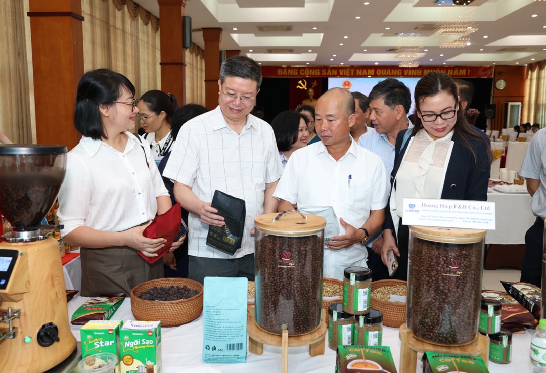 Hanoi supports farmers' end-of-year agricultural sales  