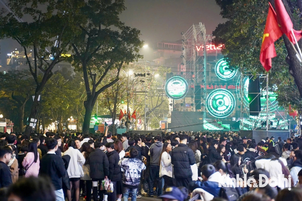 Hanoi streets come alive on New Year’s Eve