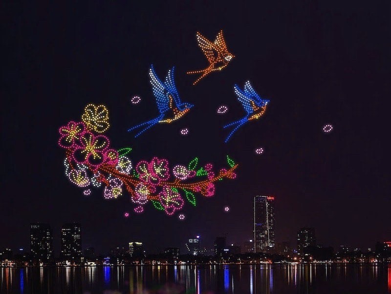 More than 2,000 drones paint Hanoi\'s landmarks in New Year\'s skies