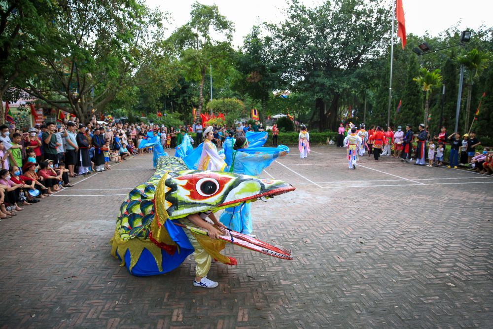 Experience unique Snake Dance in Hanoi's Le Mat Village 