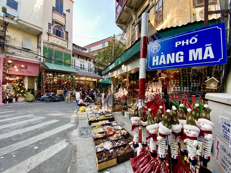 Crossing the road in Hanoi's old quarter, Hanoi, Vietnam Stock