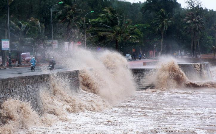 Tropical storm Mulan to hit northern Vietnam tomorrow