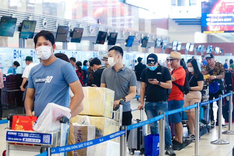 Noi Bai Airport crowded with customers on first day of National holiday