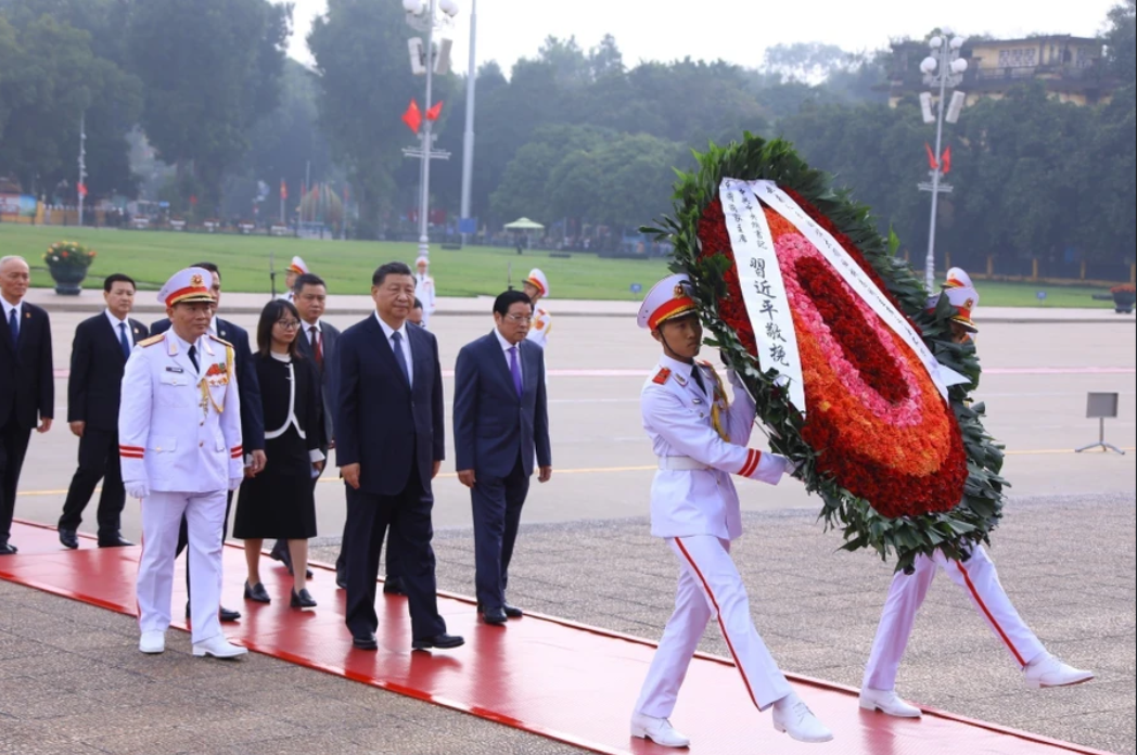 Chinese President Xi Jinping lays wreath at Ho Chi Minh Mausoleum