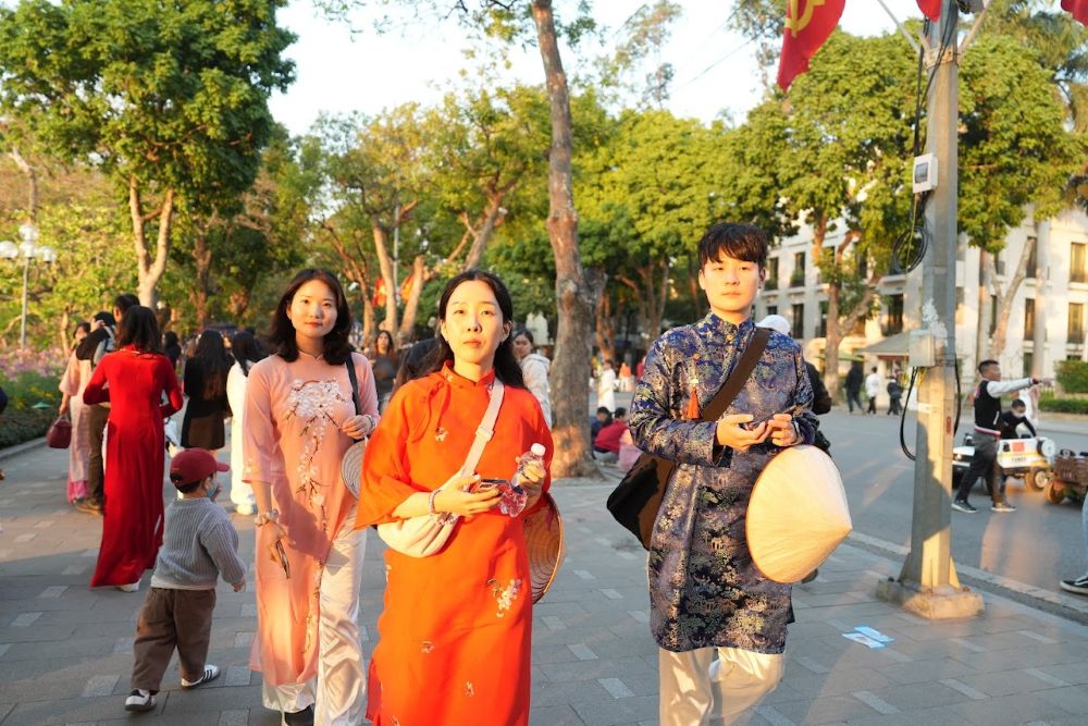 tourists in ao dai