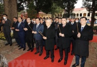 Party chief offers incense at Thang Long Royal Citadel