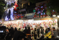 Bustling atmosphere in Hanoi ahead of Christmas