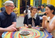 Apple CEO visits Hanoi, makes egg coffee go viral