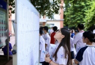 More than 100,000 Hanoi children take exam to high school