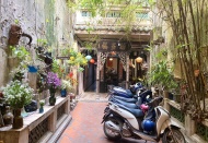 Snacking in alleys of Hanoi's Old Quarter