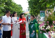 Unique lotus-arranging contest in Tay Ho District