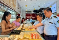 Hanoi market watchdog checks gold firms, stores