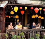 Foreign visitors to Vietnam marks record growth in November