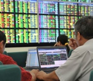 Foreign investors unable to get Vietnamese stocks despite value at lowest level: Bloomberg