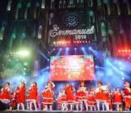 Thousands of people in Hanoi, HCM City flock downtown to celebrate Christmas