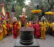 Giong Festival kicks off, presenting 10,000 lucky bamboo blossoms to pilgrims