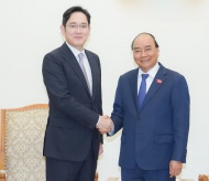 PM urges Samsung to invest in semi-conductor manufacturing plant in Vietnam