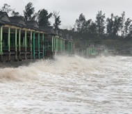 Typhoon Vamco brings chaos to central Vietnam