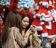 Young Hanoians flock into Hang Ma street ahead of Christmas 