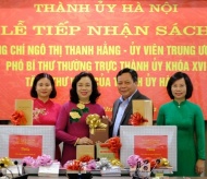 Politician gives 1,000 books to Hanoi Party Committee’s library