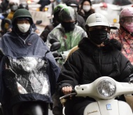 Chilly cold air hits Hanoi during week days