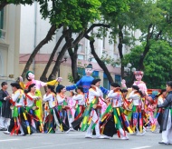 Discovering beauty of flirtatious young girls' dance in Hanoi