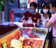 Gold investors in Vietnam urged to stay cautious amid strong market volatility