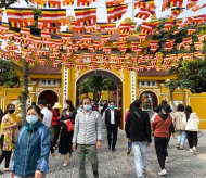 Hanoians go to pagoda on 2nd day of Tet holiday 