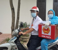 Bac Giang: Mobile teams help quarantined citizens cast ballots