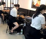 Hanoi: Men rushed to have hair-cut before barbershops close