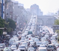 Hanoians struggle to keep cool under heat wave on street