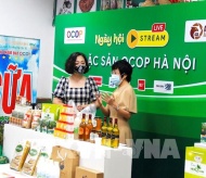 Hanoi livestreams to sell specialties