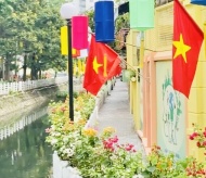 Hanoi: Walkway around Truc Bach Lake ‘dresses up new clothes’