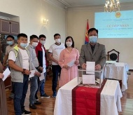 Photo of the Day: Vietnamese Embassy in Mongolia receives donations to support Covid-19 fight at home