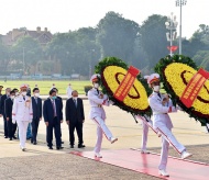 Vietnamese leaders pay tribute to President Ho Chi Minh