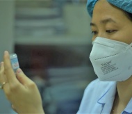 Hanoi, Ho Chi Minh City urged to finish injecting first jabs before mid-Sept