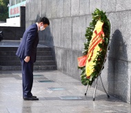 Photo of the Day: Japan Defense Minister lays a wreath at President Ho Chi Minh Mausoleum