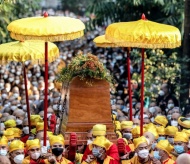 Thousands mourn Zen Master Thich Nhat Hanh 