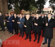 Party chief offers incense at Thang Long Royal Citadel